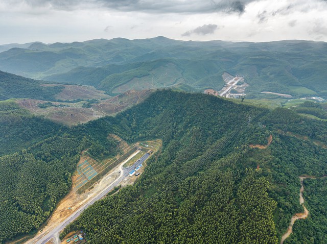 B&ecirc;n trong hầm xuy&ecirc;n n&uacute;i lớn nhất cao tốc Bắc - Nam: Hơn 900 ng&agrave;y thi c&ocirc;ng, lắp hơn 1.730 bộ đ&egrave;n- Ảnh 6.