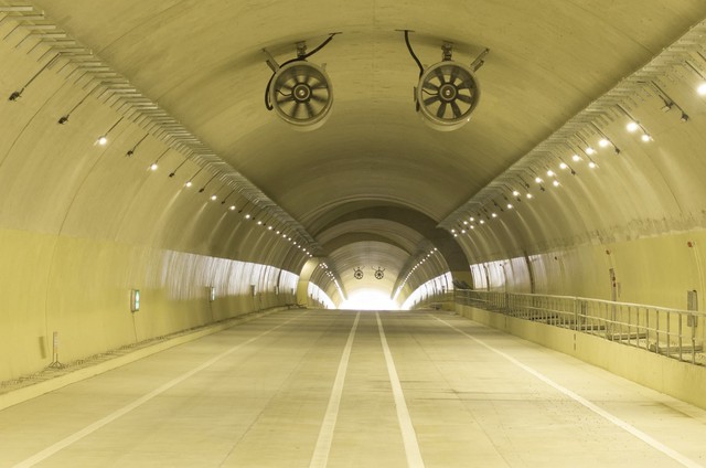 B&ecirc;n trong hầm xuy&ecirc;n n&uacute;i lớn nhất cao tốc Bắc - Nam: Hơn 900 ng&agrave;y thi c&ocirc;ng, lắp hơn 1.730 bộ đ&egrave;n- Ảnh 2.