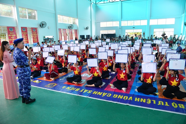 Lan toả t&igrave;nh y&ecirc;u biển đảo qu&ecirc; hương đến với c&aacute;c em học sinh phường Rạch Gi&aacute;, tỉnh An Giang- Ảnh 3.