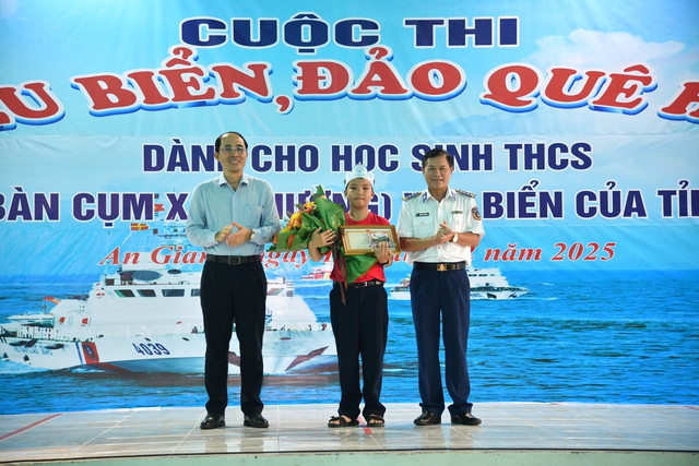 Lan toả t&igrave;nh y&ecirc;u biển đảo qu&ecirc; hương đến với c&aacute;c em học sinh phường Rạch Gi&aacute;, tỉnh An Giang- Ảnh 5.