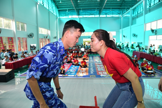 Lan toả t&igrave;nh y&ecirc;u biển đảo qu&ecirc; hương đến với c&aacute;c em học sinh phường Rạch Gi&aacute;, tỉnh An Giang- Ảnh 8.