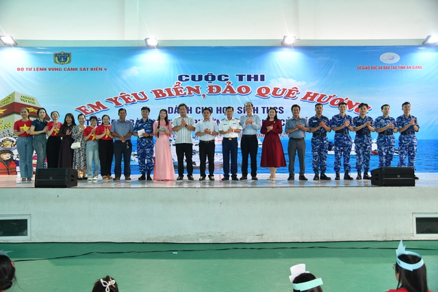 Lan toả t&igrave;nh y&ecirc;u biển đảo qu&ecirc; hương đến với c&aacute;c em học sinh phường Rạch Gi&aacute;, tỉnh An Giang- Ảnh 9.