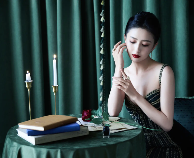 Đồng Lệ Á đẹp như "tranh vẽ" trong sắc xanh rừng già: Sự trùng hợp lạ kỳ với Vương phi Kate và lời giải mã về gam màu quyền lực nhất cuối năm- Ảnh 1. Đồng Lệ Á đẹp như "tranh vẽ" trong sắc xanh rừng già: Sự trùng hợp lạ kỳ với Vương phi Kate và lời giải mã về gam màu quyền lực nhất cuối năm- Ảnh 1.