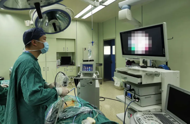 Nam thanh ni&ecirc;n vấp ng&atilde; vỡ b&agrave;ng quang, nguy&ecirc;n nh&acirc;n từ loại đồ uống y&ecirc;u th&iacute;ch của nhiều nam giới- Ảnh 2.