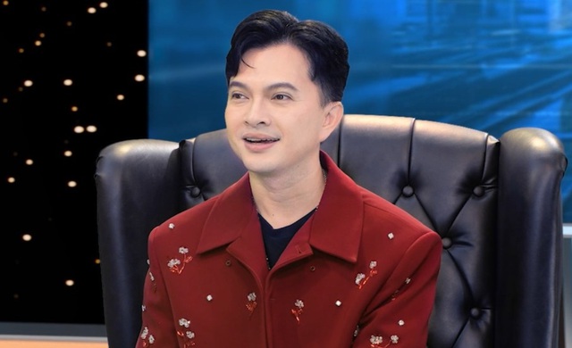 Nam ca sĩ tới đảo Trường Sa nhặt rau, nấu ăn c&ugrave;ng chiến sĩ: "T&ocirc;i nghẹn ng&agrave;o, x&uacute;c động"- Ảnh 1.