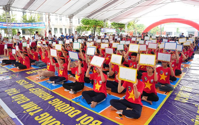 Khi t&igrave;nh y&ecirc;u biển đảo được thắp l&ecirc;n từ những s&acirc;n chơi tuổi học tr&ograve;- Ảnh 1.