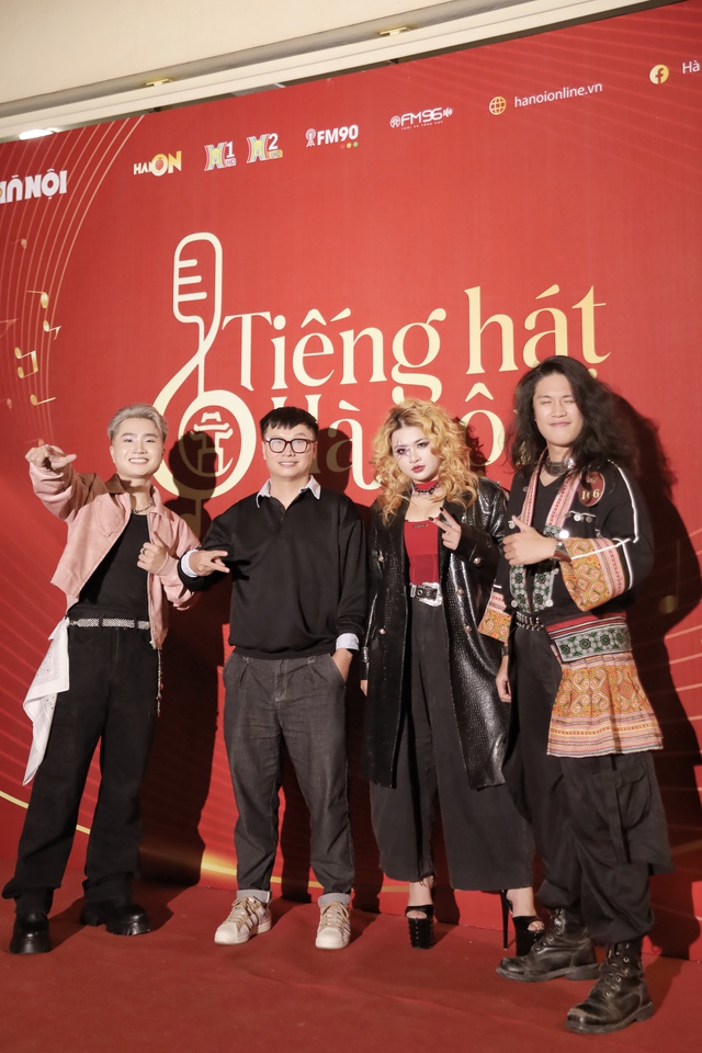 Thầy Quang c&ugrave;ng top 3 v&ograve;ng chung kết Tiếng h&aacute;t H&agrave; Nội 2025