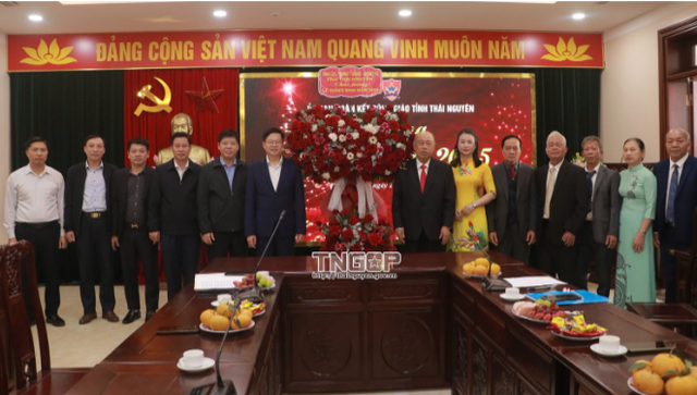 Đo&agrave;n đại biểu tỉnh Th&aacute;i Nguy&ecirc;n tặng hoa ch&uacute;c mừng Ủy ban Đo&agrave;n kết C&ocirc;ng gi&aacute;o tỉnh.