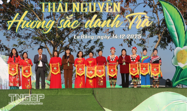 Đồng ch&iacute; Nguyễn Thị Loan, Ph&oacute; Chủ tịch UBND tỉnh v&agrave; c&aacute;c th&agrave;nh vi&ecirc;n Ban Tổ chức trao Cờ lưu niệm cho c&aacute;c đội tham gia Hội thi "B&agrave;n tay v&agrave;ng chế biến ch&egrave;".