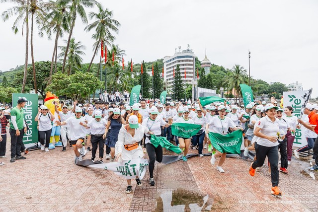 Herbalife Việt Nam đồng h&agrave;nh c&ugrave;ng Ủy ban Olympic Việt Nam tổ chức Chương tr&igrave;nh To&agrave;n D&acirc;n Tập Luyện Thể Dục Thể Thao để khuyến kh&iacute;ch lối sống năng động trong cộng đồng - Ảnh 2.