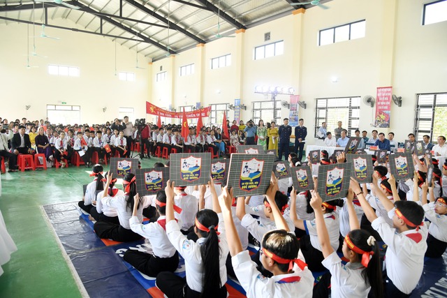 Lan tỏa chương tr&igrave;nh &ldquo;Cảnh s&aacute;t biển đồng h&agrave;nh với ngư d&acirc;n&rdquo; tại tỉnh Ninh B&igrave;nh

- Ảnh 4.