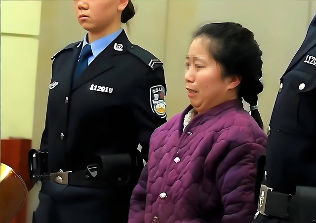 Bảo mẫu đưa con trai đến ở nhờ, tới giờ cơm con g&aacute;i chủ nh&agrave; vừa định ăn th&igrave; bị chỉ thẳng mặt: "Ai cho m&agrave;y ăn trước"- Ảnh 2.