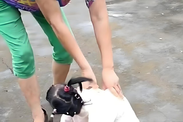 Bảo mẫu đưa con trai đến ở nhờ, tới giờ cơm con g&aacute;i chủ nh&agrave; vừa định ăn th&igrave; bị chỉ thẳng mặt: "Ai cho m&agrave;y ăn trước"- Ảnh 1.