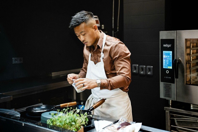 Khi ẩm thực trở thành cầu nối văn hóa: Hành trình của đầu bếp gốc Việt đầu tiên Christian Chu đạt sao Michelin tại Cộng hòa Séc- Ảnh 2. Khi ẩm thực trở thành cầu nối văn hóa: Hành trình của đầu bếp gốc Việt đầu tiên Christian Chu đạt sao Michelin tại Cộng hòa Séc- Ảnh 2.