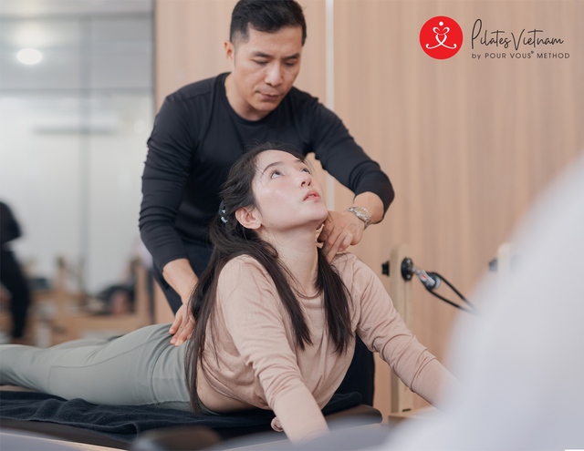 Đau cổ vai g&aacute;y &ndash; Khi cơ thể l&ecirc;n tiếng v&agrave; Pilates mở lối phục hồi- Ảnh 1.