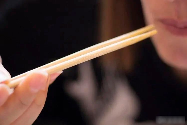 2 c&aacute;ch d&ugrave;ng đũa t&agrave;n ph&aacute; dạ d&agrave;y, g&acirc;y ung thư nhưng nhiều người l&agrave;m mỗi ng&agrave;y- Ảnh 1.