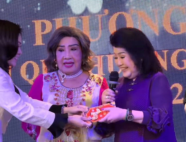 Nữ nghệ sĩ nổi danh miền Nam từ Mỹ về, bật khóc: "Tôi nhớ quê hương lắm"- Ảnh 1. Nữ nghệ sĩ nổi danh miền Nam từ Mỹ về, bật khóc: "Tôi nhớ quê hương lắm"- Ảnh 1.