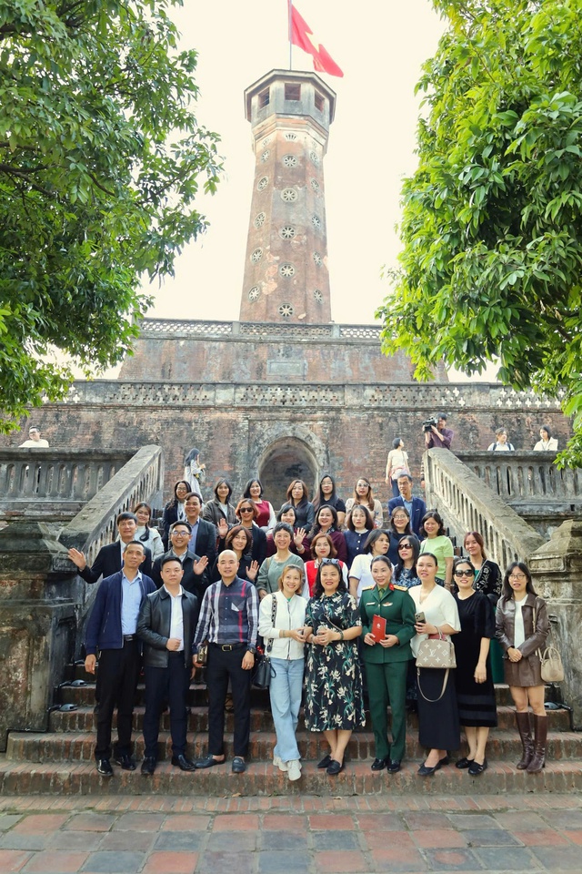 Tour &ldquo;K&yacute; ức Cột cờ&rdquo; kh&ocirc;ng đơn thuần l&agrave; một chuyến tham quan, m&agrave; c&ograve;n l&agrave; h&agrave;nh tr&igrave;nh đ&aacute;nh thức k&yacute; ức - Ảnh 5.