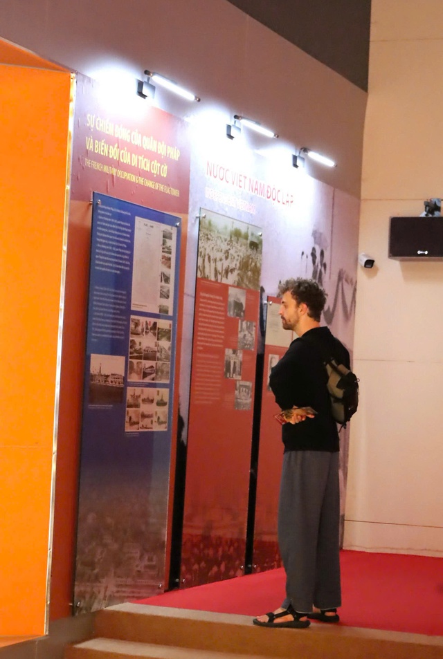 Tour &ldquo;K&yacute; ức Cột cờ&rdquo; kh&ocirc;ng đơn thuần l&agrave; một chuyến tham quan, m&agrave; c&ograve;n l&agrave; h&agrave;nh tr&igrave;nh đ&aacute;nh thức k&yacute; ức - Ảnh 6.