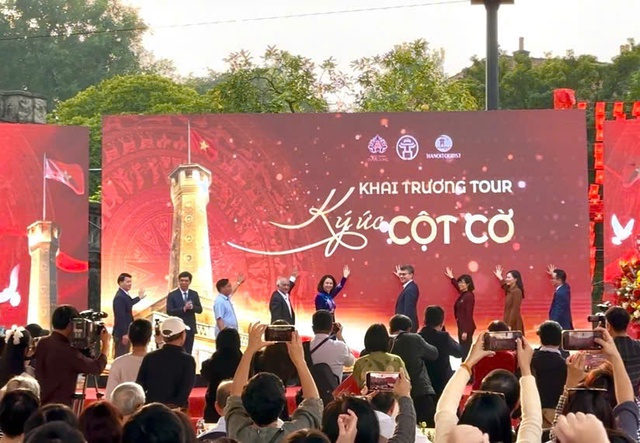 Tour &ldquo;K&yacute; ức Cột cờ&rdquo; kh&ocirc;ng đơn thuần l&agrave; một chuyến tham quan, m&agrave; c&ograve;n l&agrave; h&agrave;nh tr&igrave;nh đ&aacute;nh thức k&yacute; ức - Ảnh 1.