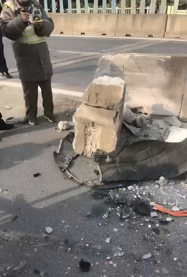 Gãy đôi sau khi tai nạn, mẫu xe điện Trung Quốc gây bất ngờ vì pin không phát nổ- Ảnh 3. Gãy đôi sau khi tai nạn, mẫu xe điện Trung Quốc gây bất ngờ vì pin không phát nổ- Ảnh 3.