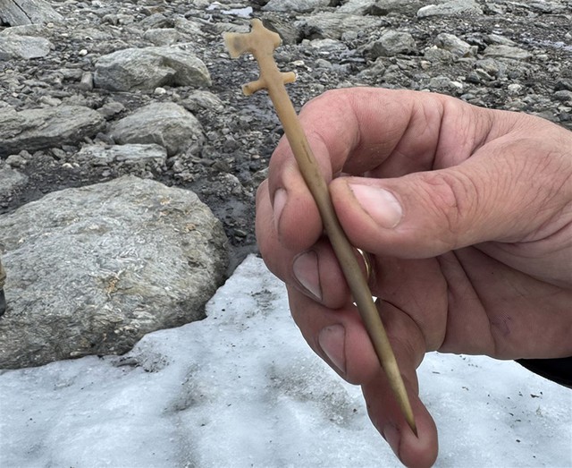 Băng tr&ecirc;n đỉnh n&uacute;i tan chảy, để lộ ra những thứ con người kh&ocirc;ng d&aacute;m tin v&agrave;o mắt m&igrave;nh- Ảnh 3.