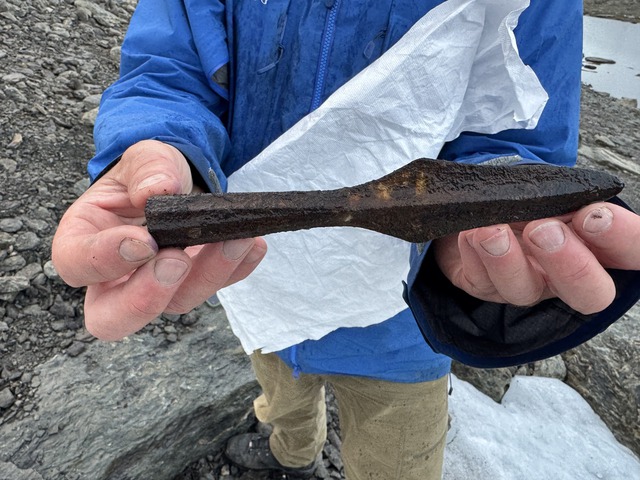 Băng tr&ecirc;n đỉnh n&uacute;i tan chảy, để lộ ra những thứ con người kh&ocirc;ng d&aacute;m tin v&agrave;o mắt m&igrave;nh- Ảnh 2.