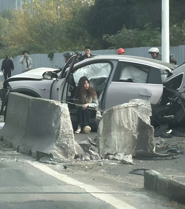 Gãy đôi sau khi tai nạn, mẫu xe điện Trung Quốc gây bất ngờ vì pin không phát nổ- Ảnh 2. Gãy đôi sau khi tai nạn, mẫu xe điện Trung Quốc gây bất ngờ vì pin không phát nổ- Ảnh 2.