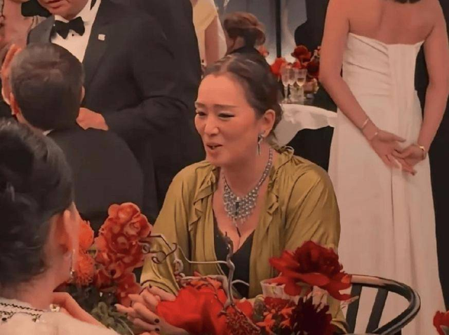 Củng Lợi 60 tuổi trông vẫn như bạn gái Lý Hiện, cam thường bóc trần sự thật khác- Ảnh 4. Củng Lợi 60 tuổi trông vẫn như bạn gái Lý Hiện, cam thường bóc trần sự thật khác- Ảnh 4.