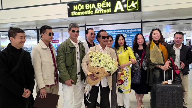 Danh ca Chế Linh ra H&agrave; Nội, kh&aacute;n giả &ugrave;a tới s&acirc;n bay đ&oacute;n- Ảnh 1.