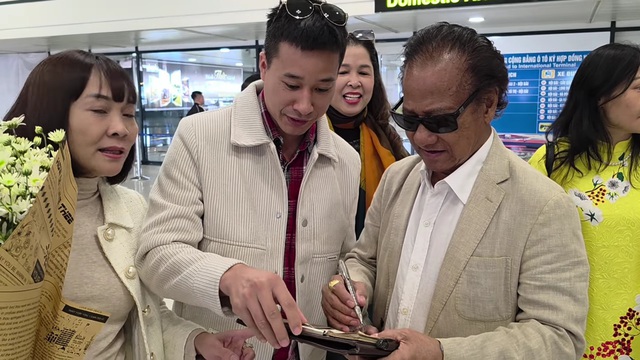 Danh ca Chế Linh ra H&agrave; Nội, kh&aacute;n giả &ugrave;a tới s&acirc;n bay đ&oacute;n- Ảnh 2.