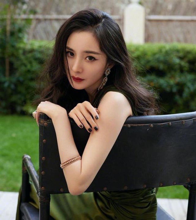 Dương Mịch giữ dáng đồng hồ cát không có điểm nào chê nhờ 1 thói quen cuối ngày: Hiếm ai làm lắm!- Ảnh 6. Dương Mịch giữ dáng đồng hồ cát không có điểm nào chê nhờ 1 thói quen cuối ngày: Hiếm ai làm lắm!- Ảnh 6.