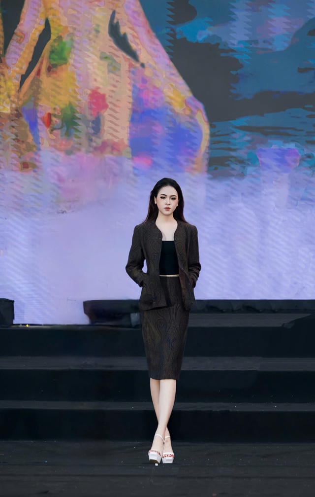 Người mẫu Nguyễn Thảo Nguyên: sinh viên xuất sắc Đại học Thương Mại “hóa thân” thành nữ thần trên sàn diễn Hà Nội- Ảnh 2. Người mẫu Nguyễn Thảo Nguyên: sinh viên xuất sắc Đại học Thương Mại “hóa thân” thành nữ thần trên sàn diễn Hà Nội- Ảnh 2.