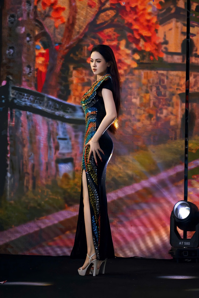 Người mẫu Nguyễn Thảo Nguyên: sinh viên xuất sắc Đại học Thương Mại “hóa thân” thành nữ thần trên sàn diễn Hà Nội- Ảnh 1. Người mẫu Nguyễn Thảo Nguyên: sinh viên xuất sắc Đại học Thương Mại “hóa thân” thành nữ thần trên sàn diễn Hà Nội- Ảnh 1.