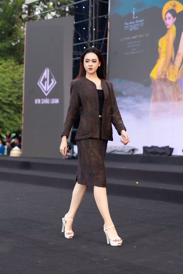 Người mẫu Nguyễn Thảo Nguyên: sinh viên xuất sắc Đại học Thương Mại “hóa thân” thành nữ thần trên sàn diễn Hà Nội- Ảnh 3. Người mẫu Nguyễn Thảo Nguyên: sinh viên xuất sắc Đại học Thương Mại “hóa thân” thành nữ thần trên sàn diễn Hà Nội- Ảnh 3.