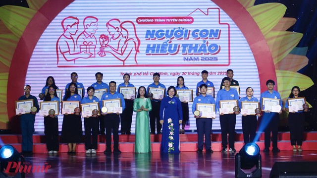TP. Hồ Chí Minh Tuyên Dương 184 "Bông Hoa" Hiếu Thảo Năm 2025: Hành Trình 30 Năm Lan Tỏa Nghĩa Tình và Giá Trị Nhân Văn- Ảnh 4. TP. Hồ Chí Minh Tuyên Dương 184 "Bông Hoa" Hiếu Thảo Năm 2025: Hành Trình 30 Năm Lan Tỏa Nghĩa Tình và Giá Trị Nhân Văn- Ảnh 4.