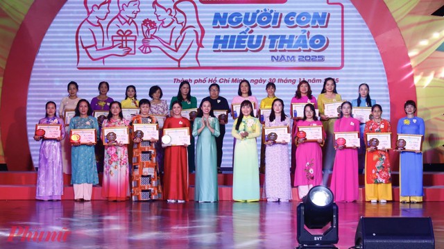 TP. Hồ Chí Minh Tuyên Dương 184 "Bông Hoa" Hiếu Thảo Năm 2025: Hành Trình 30 Năm Lan Tỏa Nghĩa Tình và Giá Trị Nhân Văn- Ảnh 3. TP. Hồ Chí Minh Tuyên Dương 184 "Bông Hoa" Hiếu Thảo Năm 2025: Hành Trình 30 Năm Lan Tỏa Nghĩa Tình và Giá Trị Nhân Văn- Ảnh 3.
