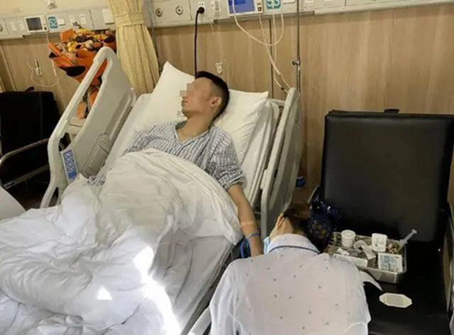 Nam thanh niên 29 tuổi mắc ung thư dạ dày vì uống gần 300 lần/năm loại nước nhiều người yêu thích- Ảnh 1. Nam thanh niên 29 tuổi mắc ung thư dạ dày vì uống gần 300 lần/năm loại nước nhiều người yêu thích- Ảnh 1.