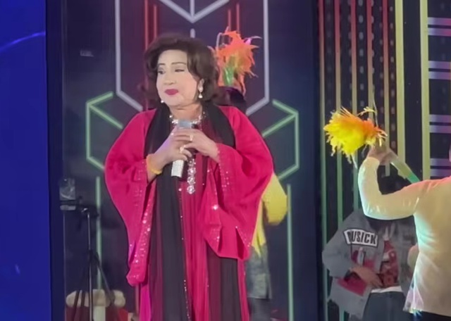 NSND Lệ Thủy được một khán giả kém 2 tuổi nắm tay nói: "Má gặp con một lần, chết cũng an lòng"- Ảnh 1. NSND Lệ Thủy được một khán giả kém 2 tuổi nắm tay nói: "Má gặp con một lần, chết cũng an lòng"- Ảnh 1.