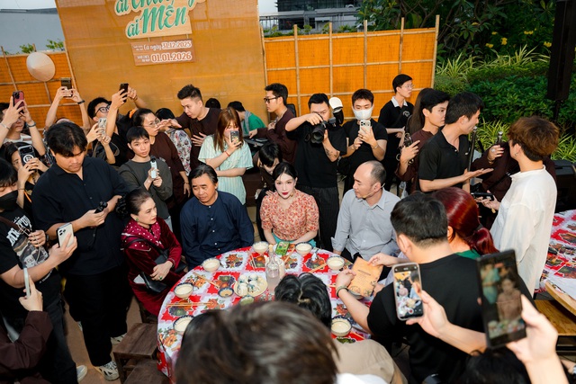 Thu Trang t&aacute;i hiện đ&aacute;m giỗ miền T&acirc;y trong showcase "Ai Thương Ai Mến"- Ảnh 1.