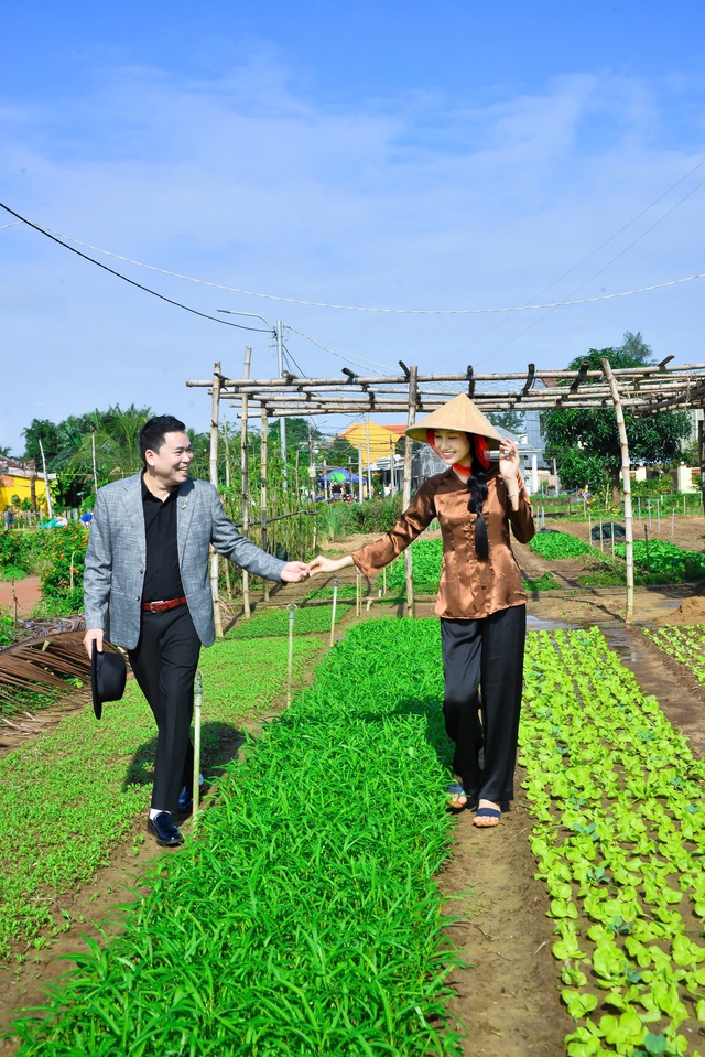 Học trò danh ca Ngọc Sơn ra mắt MV "Bà con ơi năm nay được mùa được giá"- Ảnh 2. Học trò danh ca Ngọc Sơn ra mắt MV "Bà con ơi năm nay được mùa được giá"- Ảnh 2.