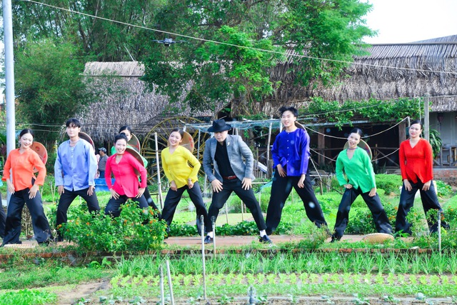 Học trò danh ca Ngọc Sơn ra mắt MV "Bà con ơi năm nay được mùa được giá"- Ảnh 1. Học trò danh ca Ngọc Sơn ra mắt MV "Bà con ơi năm nay được mùa được giá"- Ảnh 1.