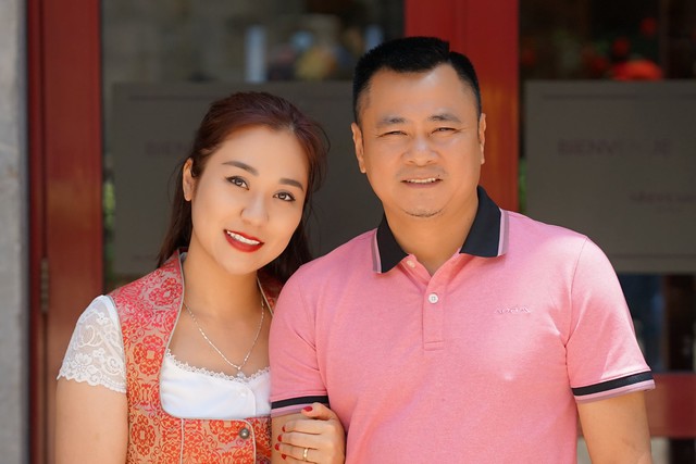 Nhan sắc vợ 2 k&eacute;m 12 tuổi được đại t&aacute;, gi&aacute;m đốc Nh&agrave; h&aacute;t Ch&egrave;o Qu&acirc;n đội y&ecirc;u chiều v&ocirc; điều kiện- Ảnh 1.