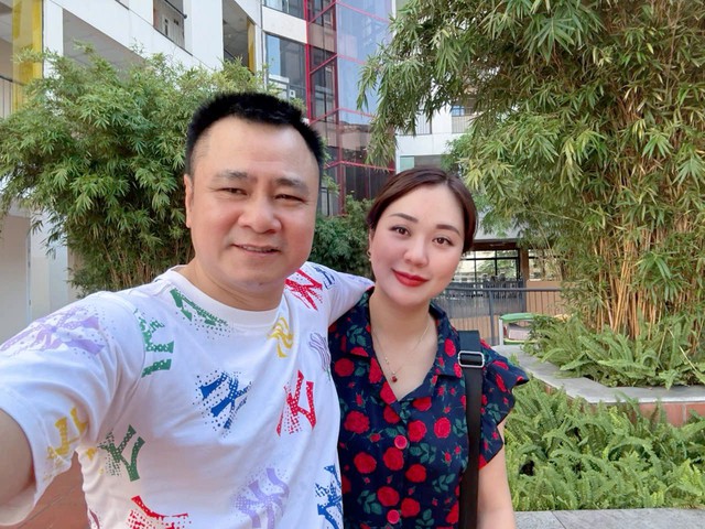 Nhan sắc vợ 2 k&eacute;m 12 tuổi được đại t&aacute;, gi&aacute;m đốc Nh&agrave; h&aacute;t Ch&egrave;o Qu&acirc;n đội y&ecirc;u chiều v&ocirc; điều kiện- Ảnh 3.