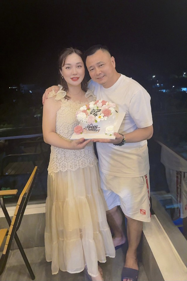 Nhan sắc vợ 2 k&eacute;m 12 tuổi được đại t&aacute;, gi&aacute;m đốc Nh&agrave; h&aacute;t Ch&egrave;o Qu&acirc;n đội y&ecirc;u chiều v&ocirc; điều kiện- Ảnh 4.