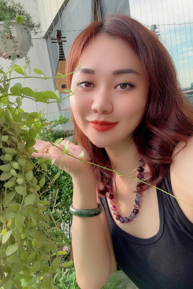 Nhan sắc vợ 2 k&eacute;m 12 tuổi được đại t&aacute;, gi&aacute;m đốc Nh&agrave; h&aacute;t Ch&egrave;o Qu&acirc;n đội y&ecirc;u chiều v&ocirc; điều kiện- Ảnh 8.