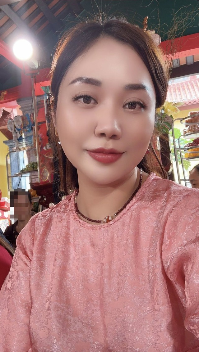 Nhan sắc vợ 2 k&eacute;m 12 tuổi được đại t&aacute;, gi&aacute;m đốc Nh&agrave; h&aacute;t Ch&egrave;o Qu&acirc;n đội y&ecirc;u chiều v&ocirc; điều kiện- Ảnh 9.