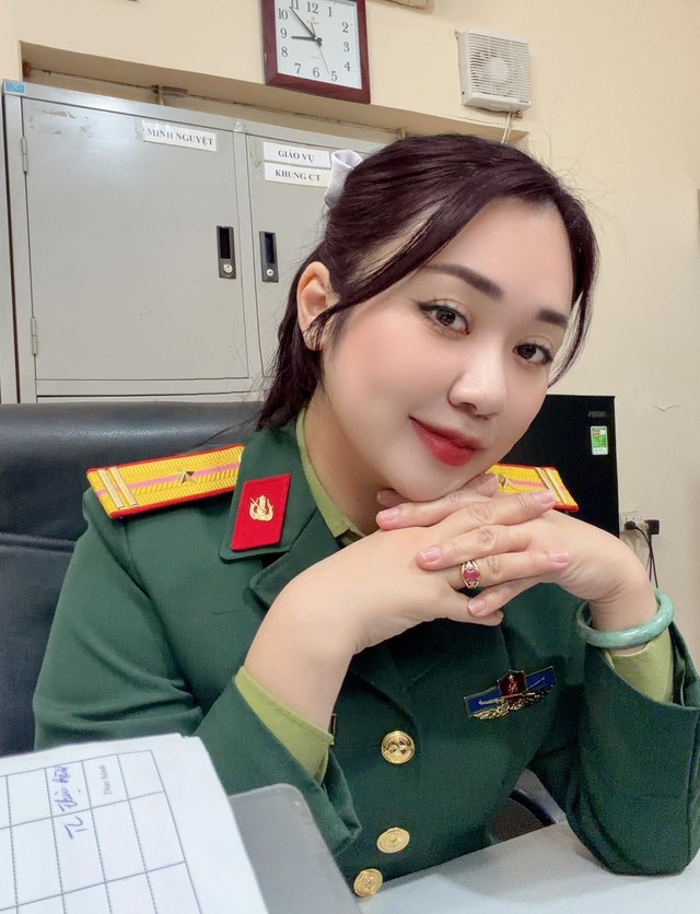 Nhan sắc vợ 2 k&eacute;m 12 tuổi được đại t&aacute;, gi&aacute;m đốc Nh&agrave; h&aacute;t Ch&egrave;o Qu&acirc;n đội y&ecirc;u chiều v&ocirc; điều kiện- Ảnh 2.