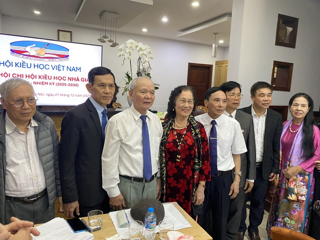 BCH Chi hội Kiều học Nh&agrave; gi&aacute;o ra mắt Đại hội lần thứ Nhất.