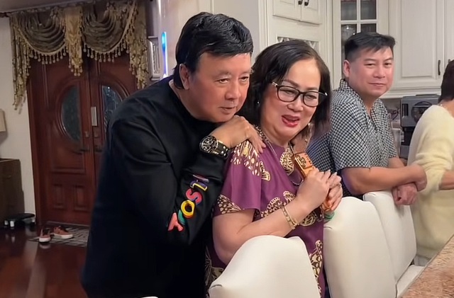 Nam NSƯT U80 nổi danh miền Nam mở tiệc tại biệt thự ở Mỹ, làm nũng với vợ- Ảnh 1. Nam NSƯT U80 nổi danh miền Nam mở tiệc tại biệt thự ở Mỹ, làm nũng với vợ- Ảnh 1.